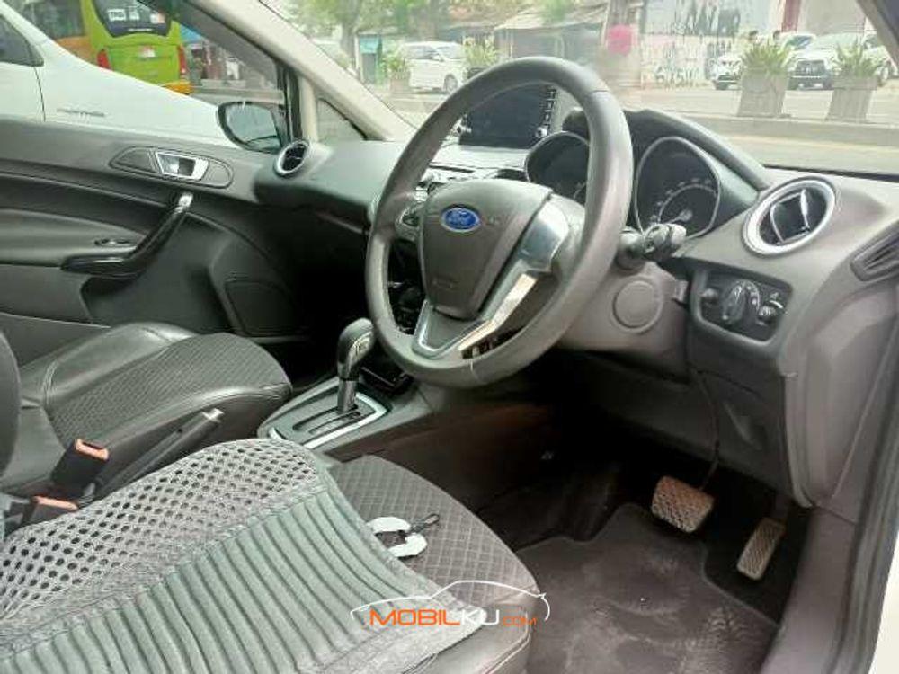 Mobil Ford Fiesta 2014