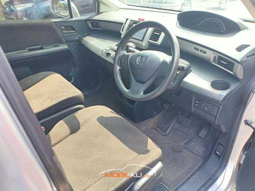 Mobil Honda Freed 2015