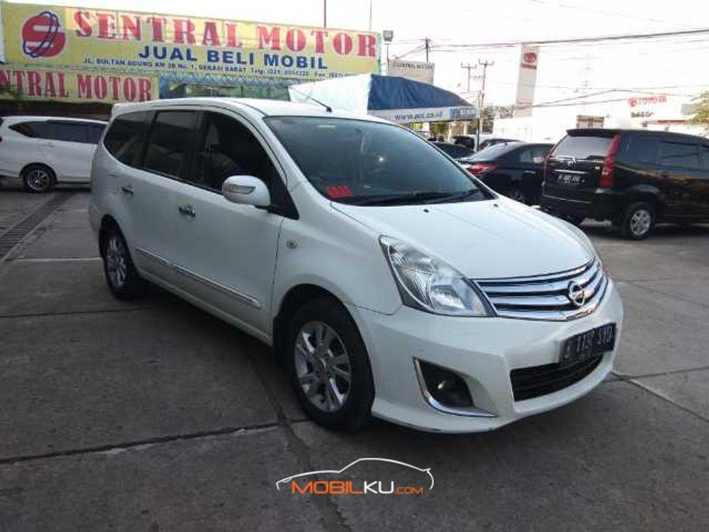 Mobil Nissan Grand Livina 2013