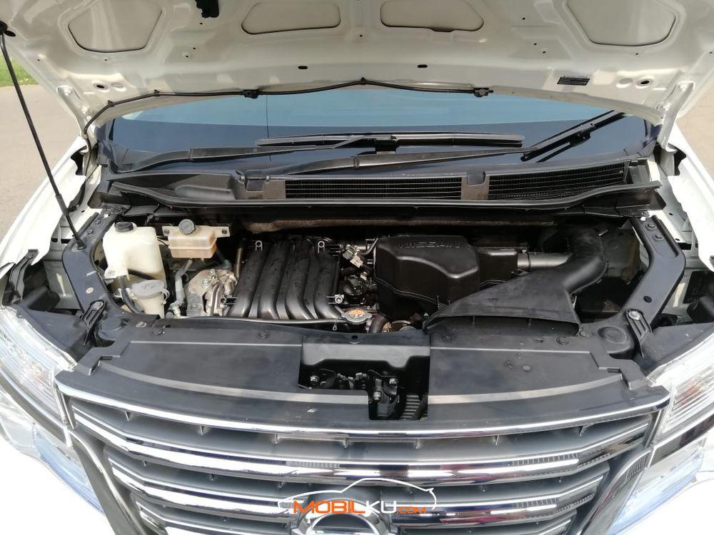 Mobil Nissan Serena 2016