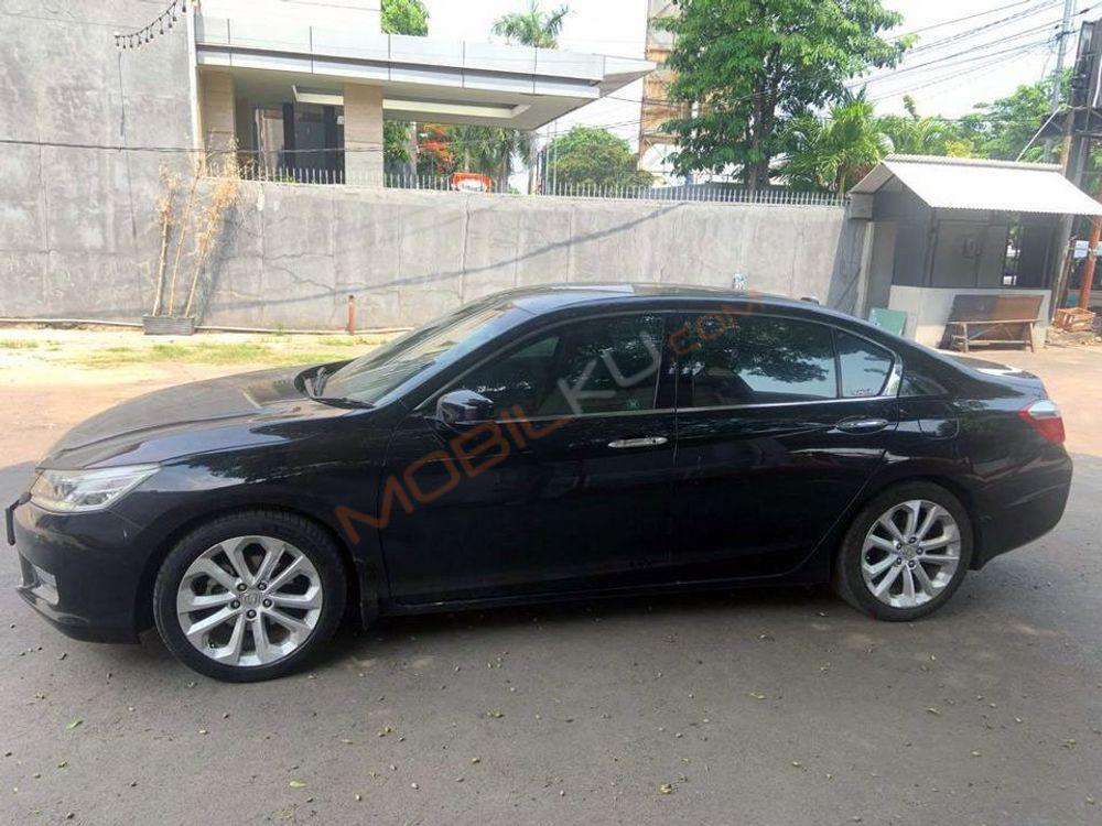 Mobil Honda Accord 2013