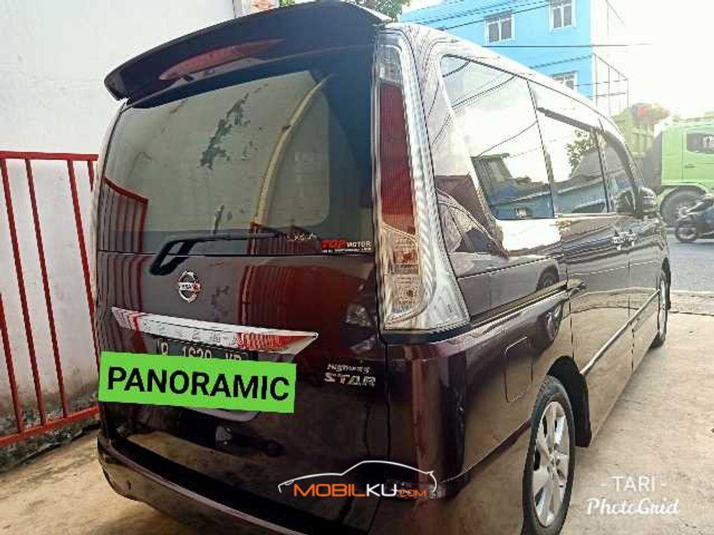 Mobil Nissan Serena 2013