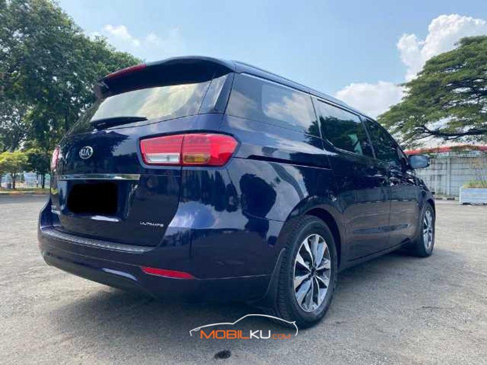 Mobil Kia Sedona 2017