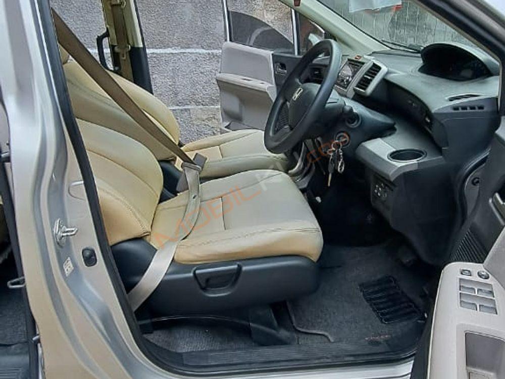 Mobil Honda Freed 2011