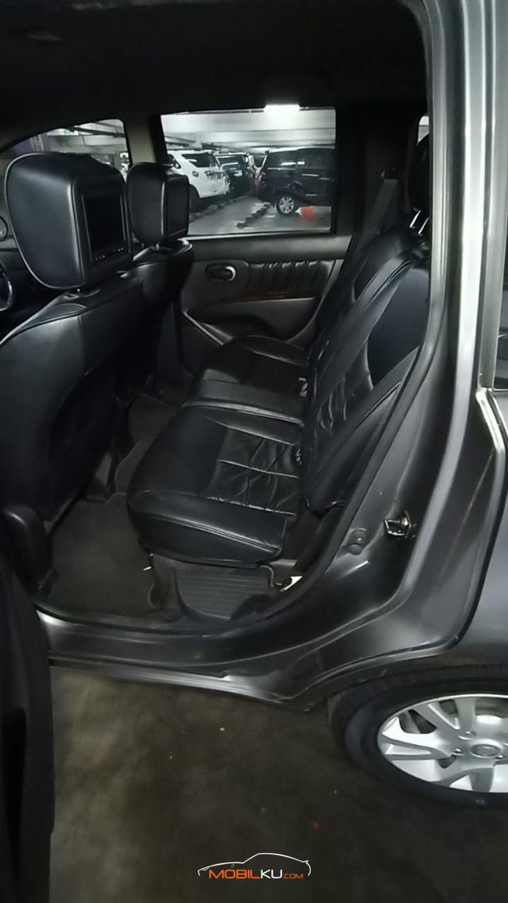 Mobil Nissan Grand Livina 2011