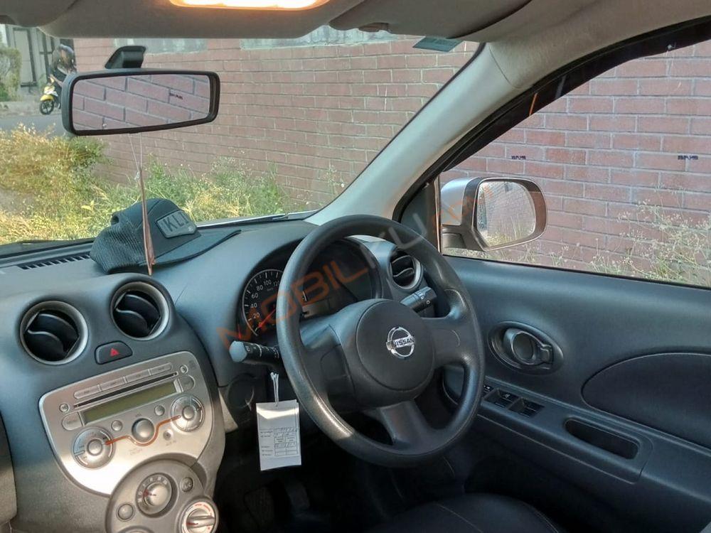 Mobil Nissan March 2013