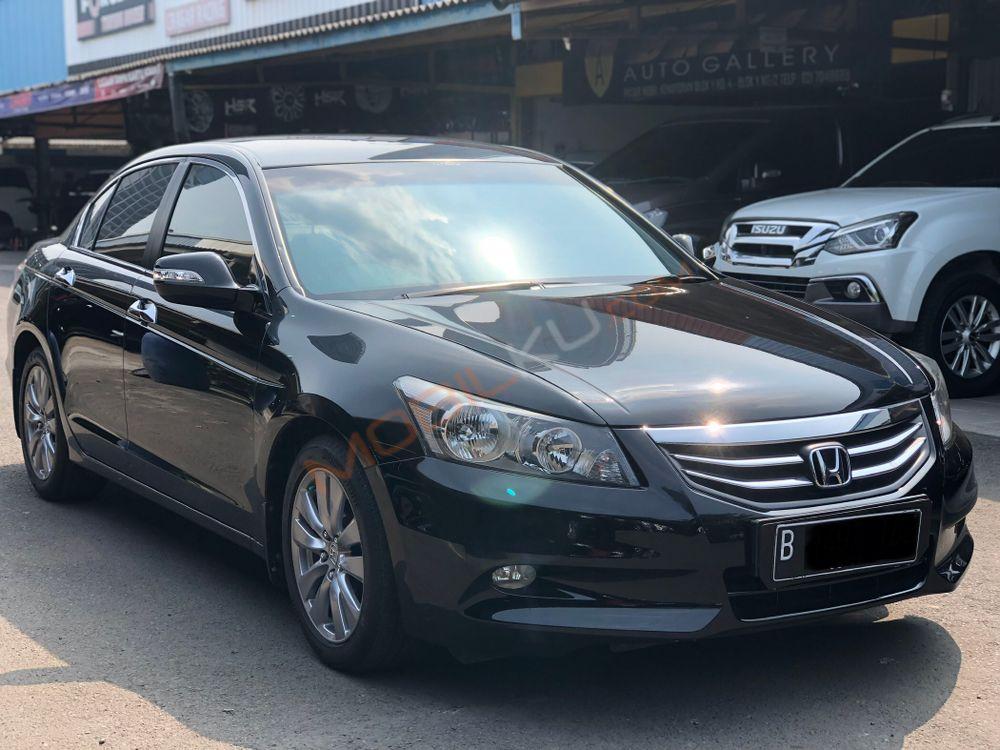 Mobil Honda Accord 2011