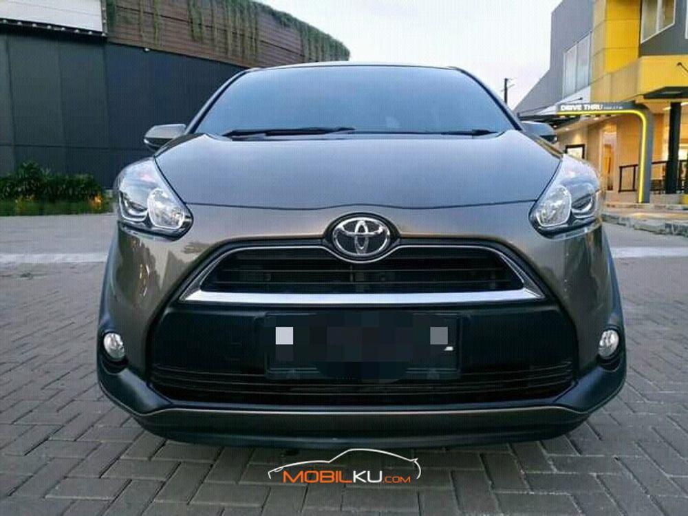 Mobil Toyota Sienta 2017