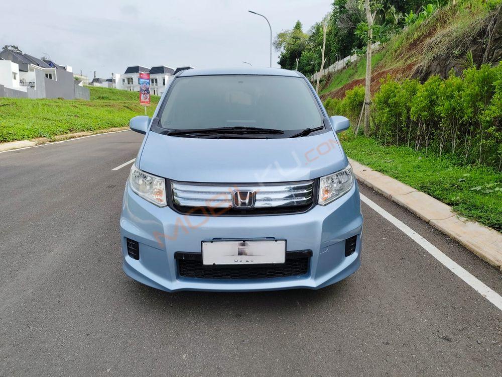 Mobil Honda Freed 2010