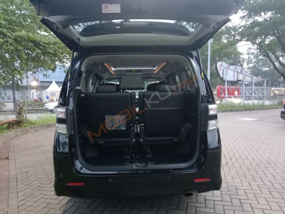 Mobil Toyota Vellfire 2015