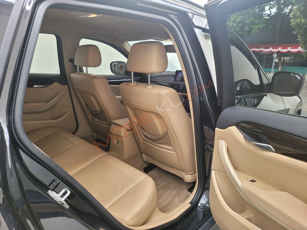 Mobil BMW X1 2012
