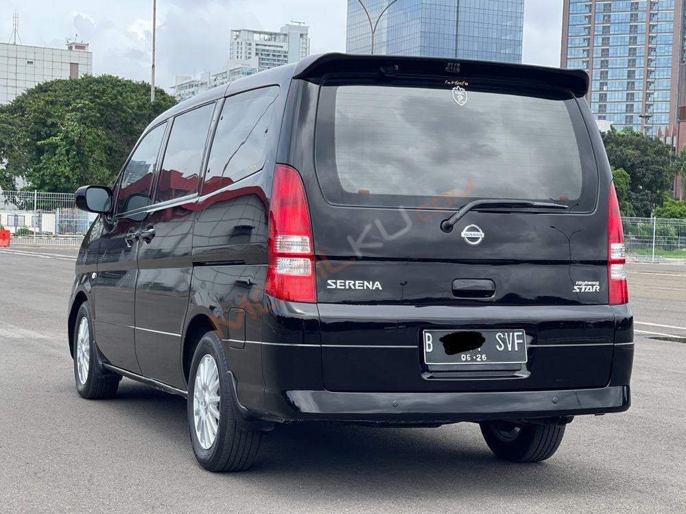 Mobil Nissan Serena 2011