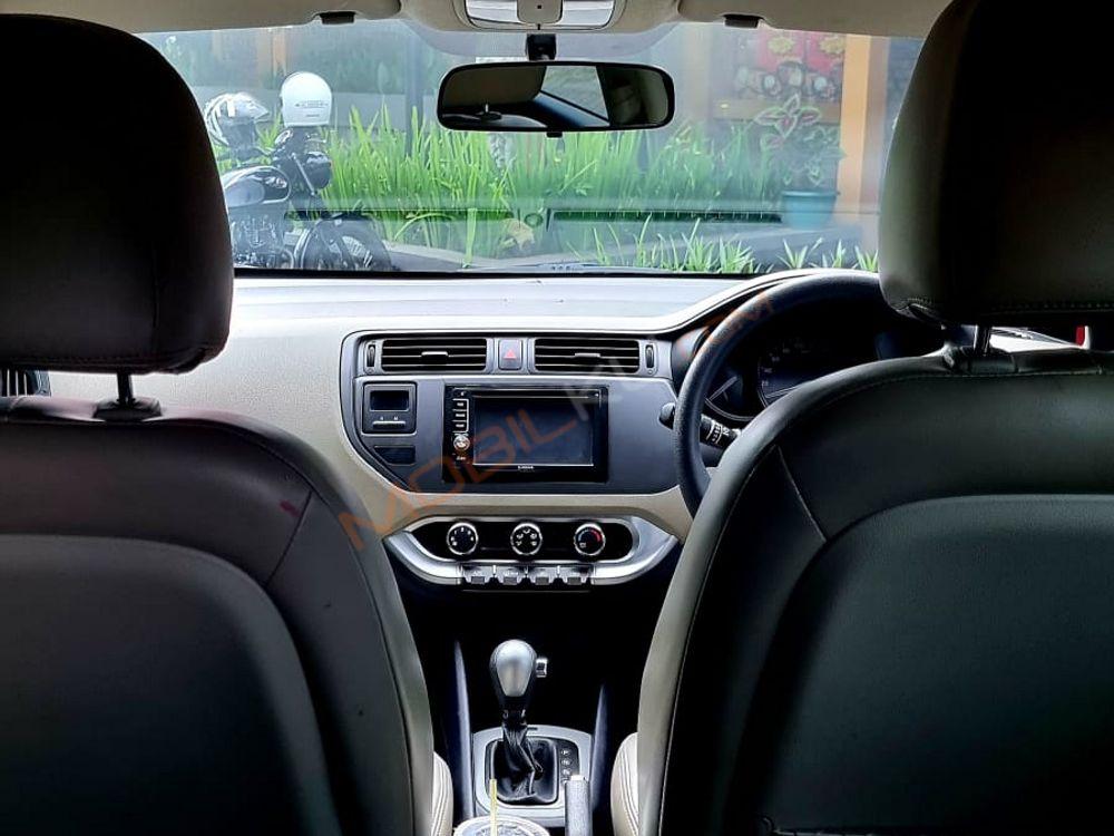 Mobil Kia Rio 2014