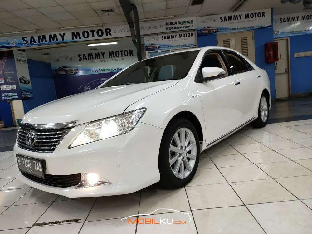 Mobil Toyota Camry 2014