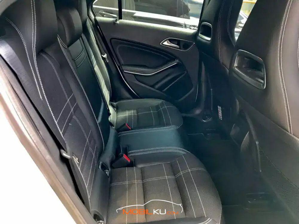 Mobil Mercedes-Benz A-Class 2014