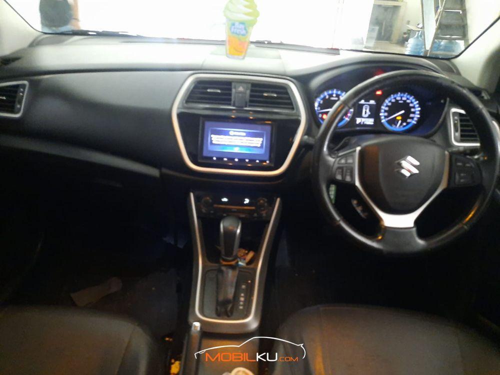 Mobil Suzuki SX4 2017