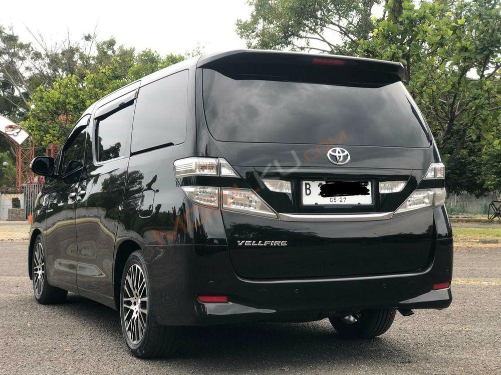 Mobil Toyota Vellfire 2010