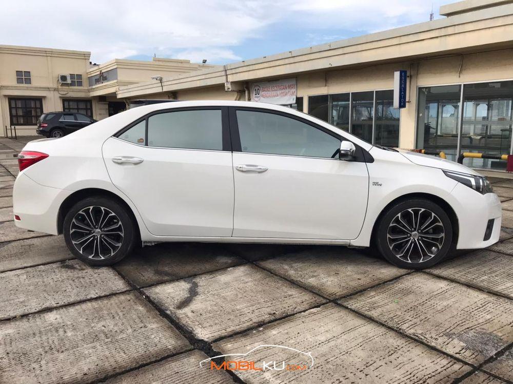 Mobil Toyota Corolla 2015