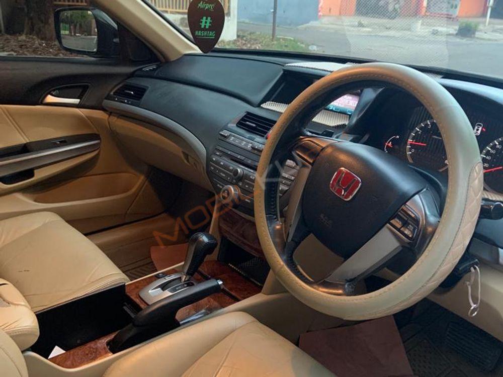 Mobil Honda Accord 2011