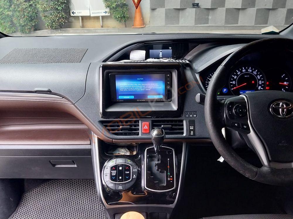 Mobil Toyota Voxy 2017