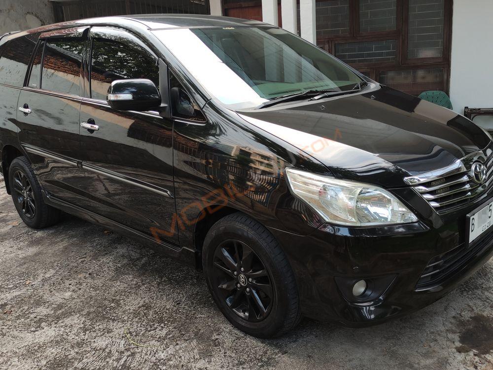 Mobil Toyota Kijang Innova 2012
