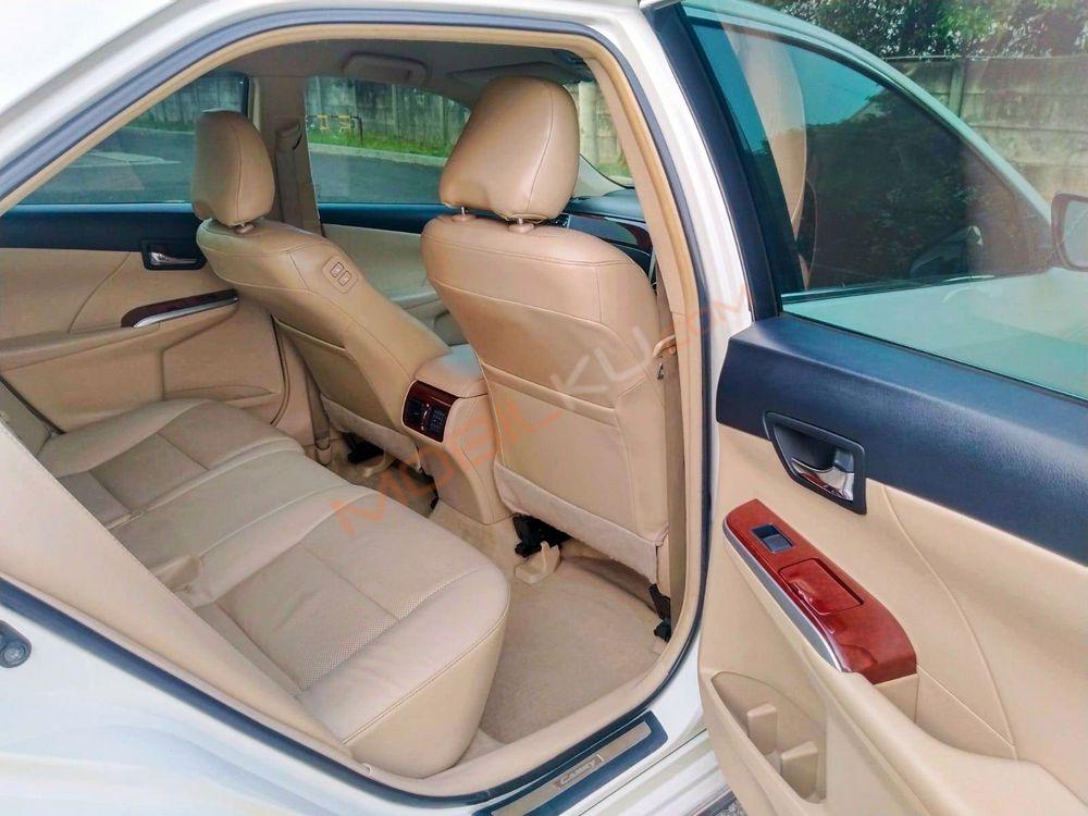 Mobil Toyota Camry 2014