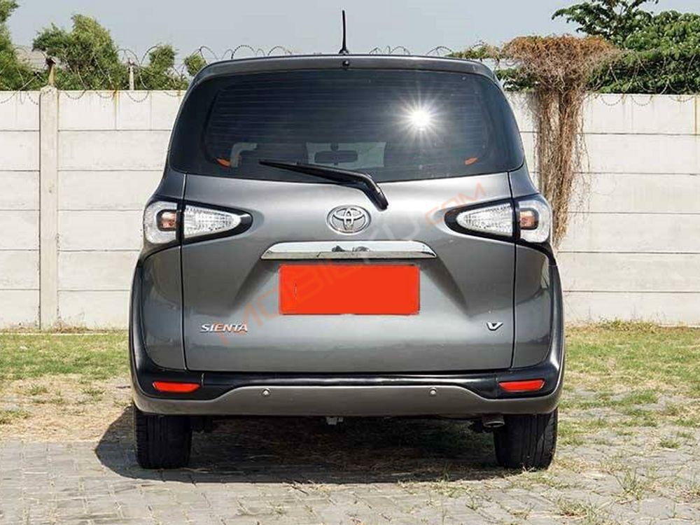 Mobil Toyota Sienta 2018