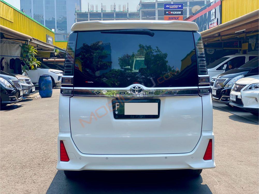 Mobil Toyota Voxy 2019