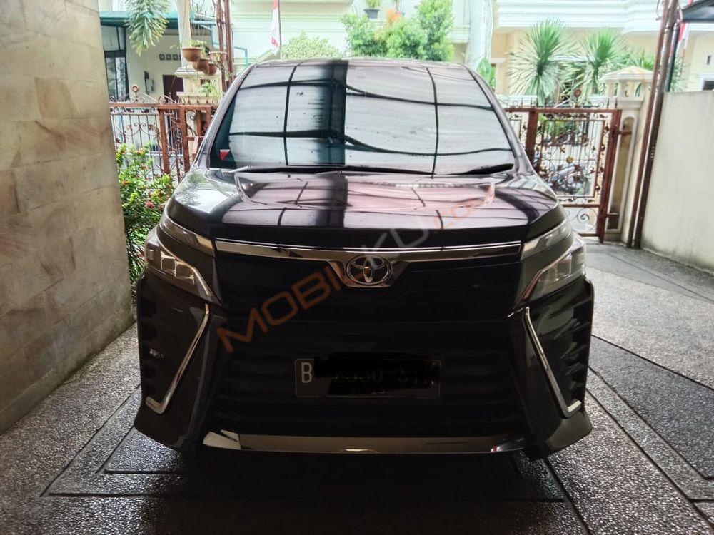 Mobil Toyota Voxy 2018