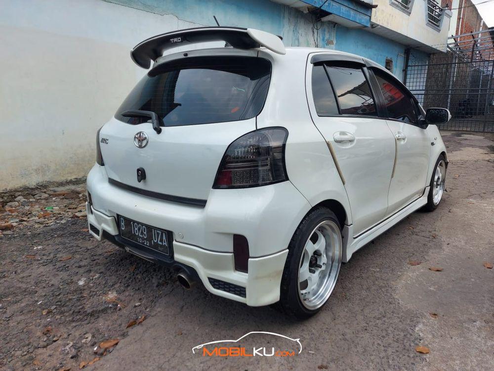 Mobil Toyota Yaris 2012