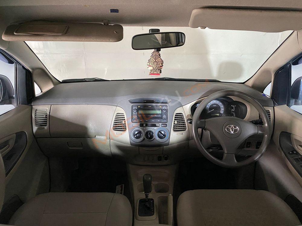 Mobil Toyota Kijang Innova 2010