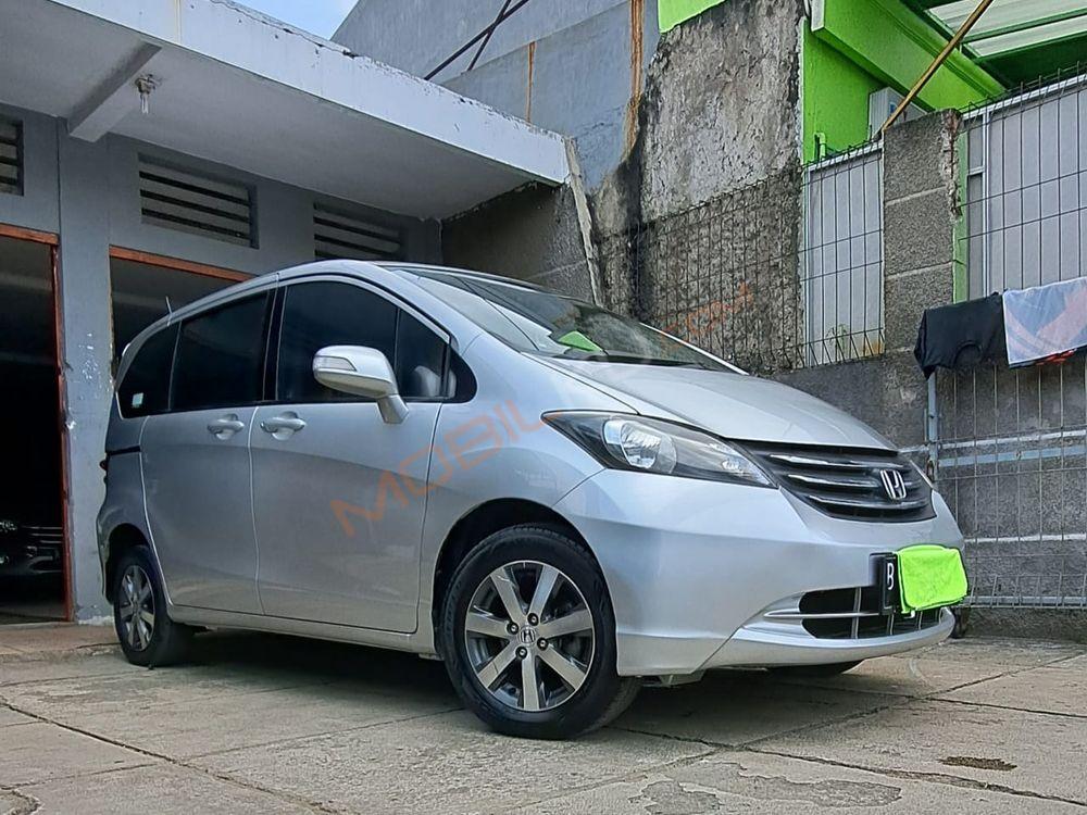 Mobil Honda Freed 2011