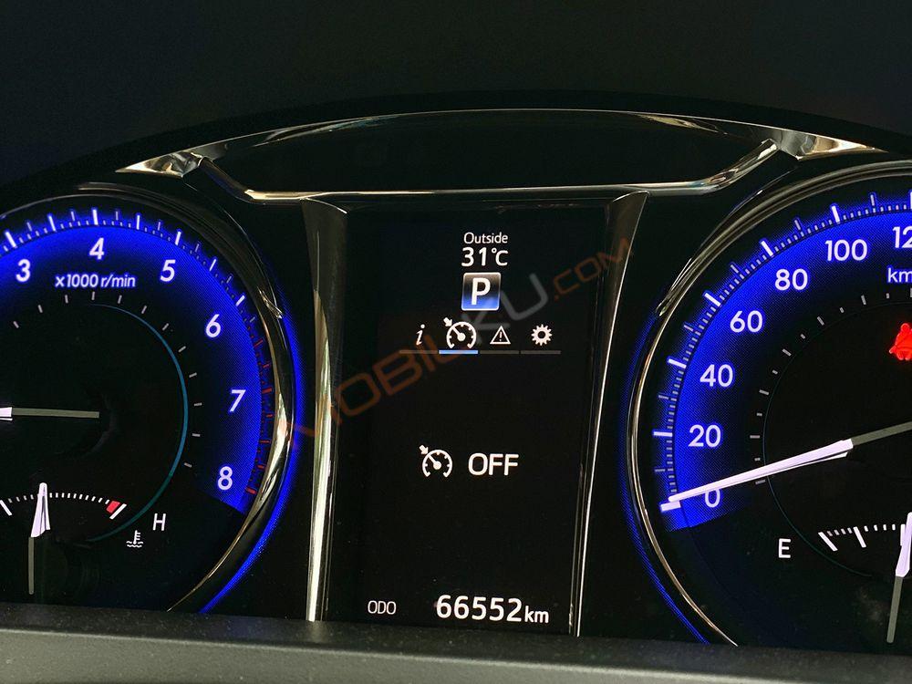 Mobil Toyota Camry 2018