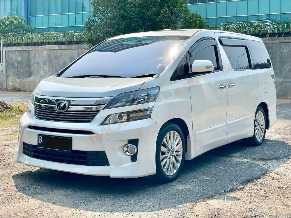Mobil Toyota Vellfire 2014