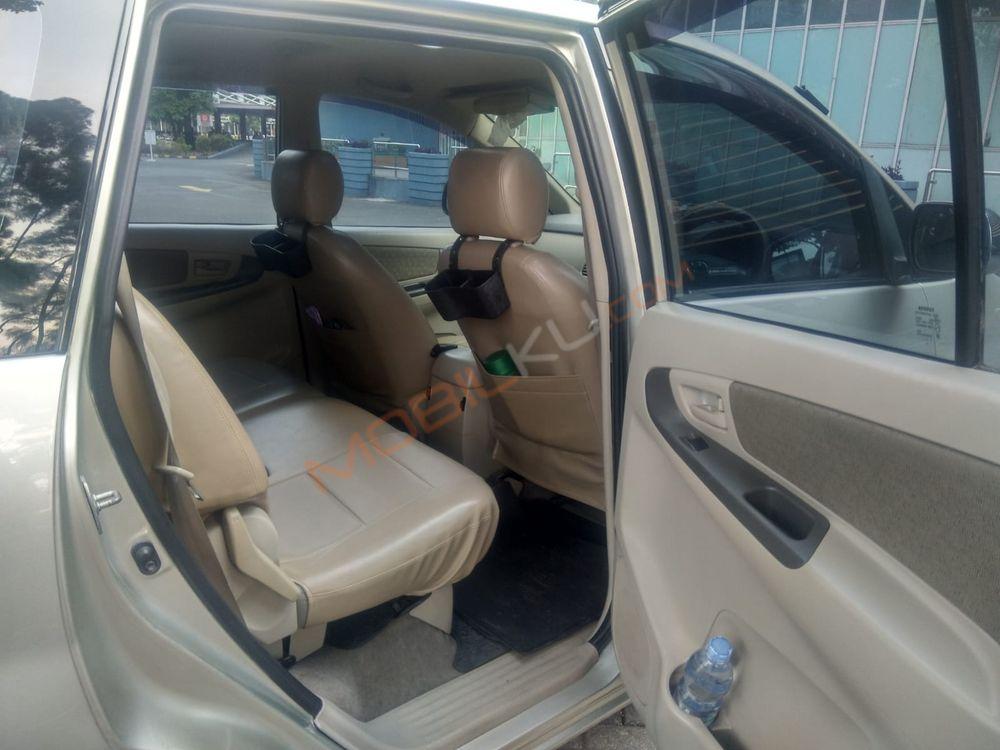 Mobil Toyota Kijang Innova 2013