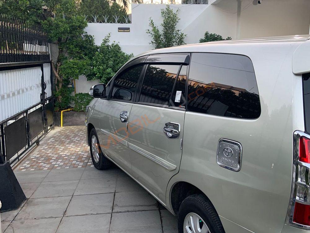 Mobil Toyota Kijang Innova 2014