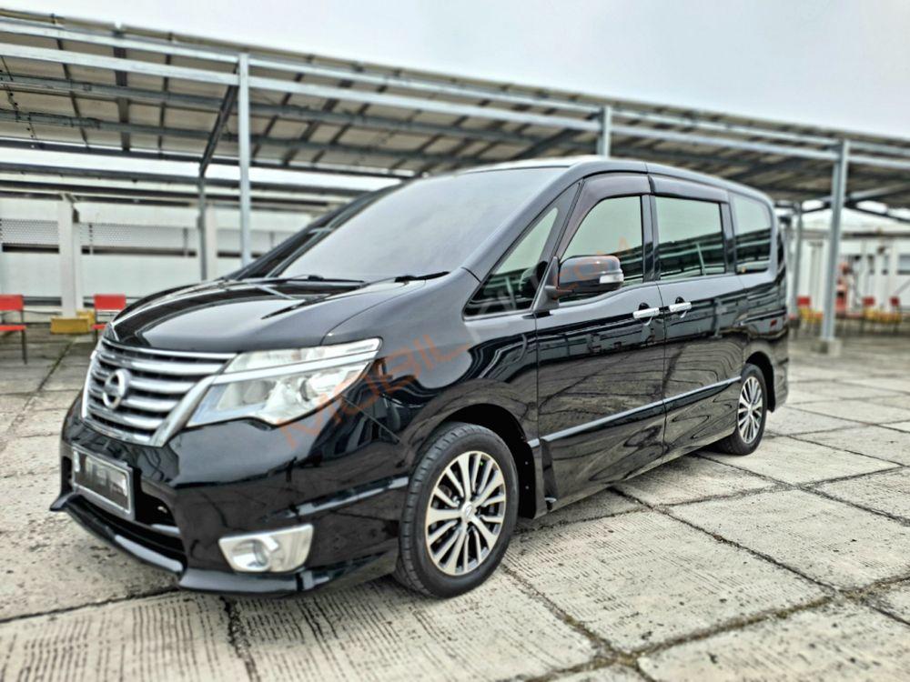 Mobil Nissan Serena 2017