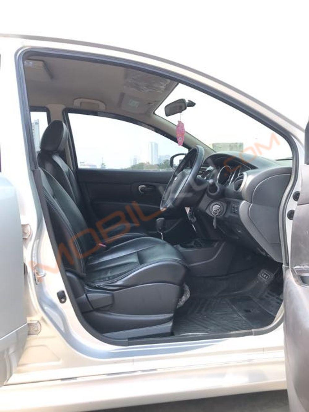 Mobil Nissan Grand Livina 2017