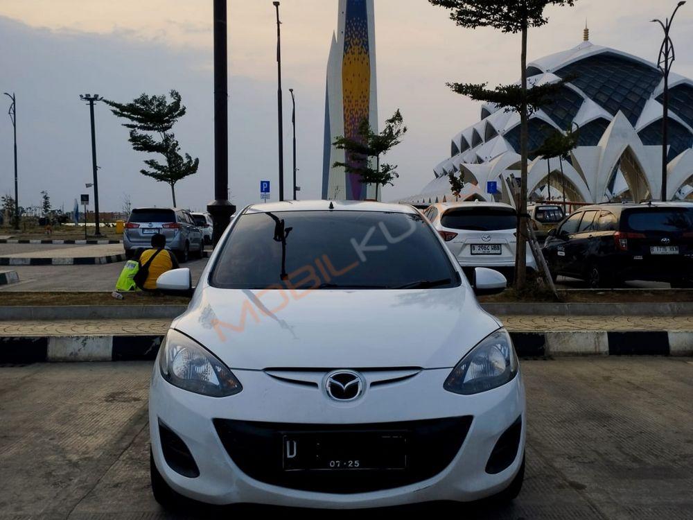 Mobil Mazda 2 Hatchback 2011
