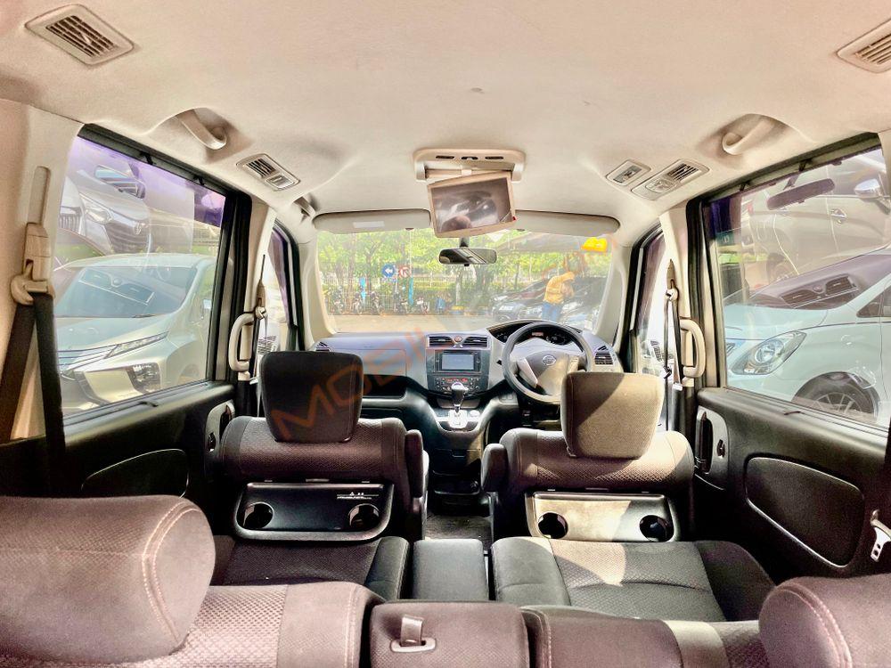 Mobil Nissan Serena 2013