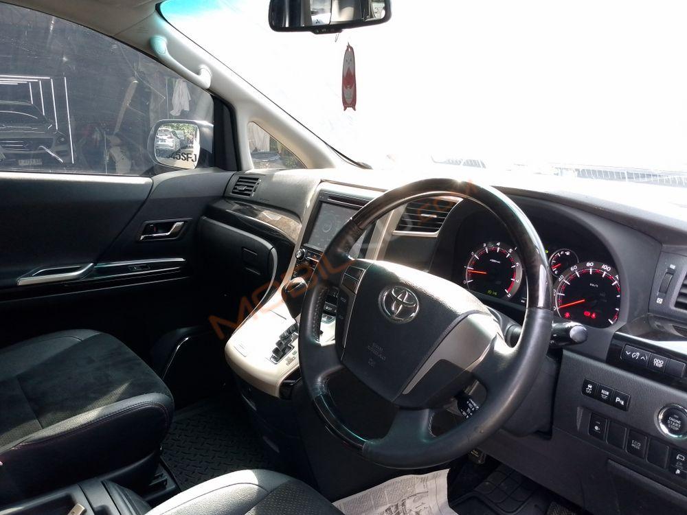 Mobil Toyota Vellfire 2014