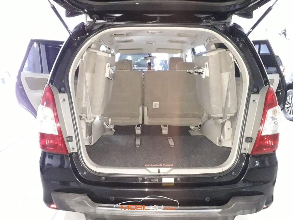 Mobil Toyota Kijang Innova 2012