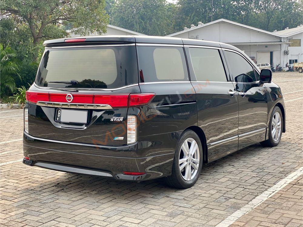 Mobil Nissan Elgrand 2013