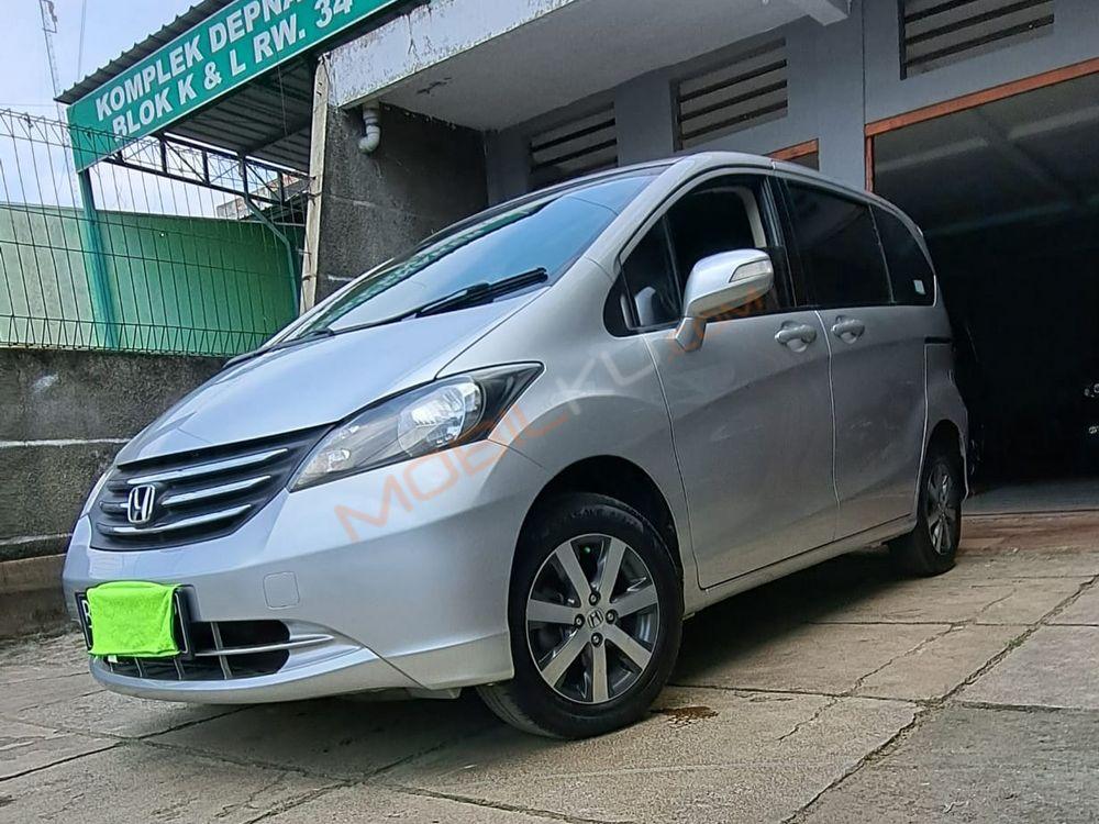 Mobil Honda Freed 2011