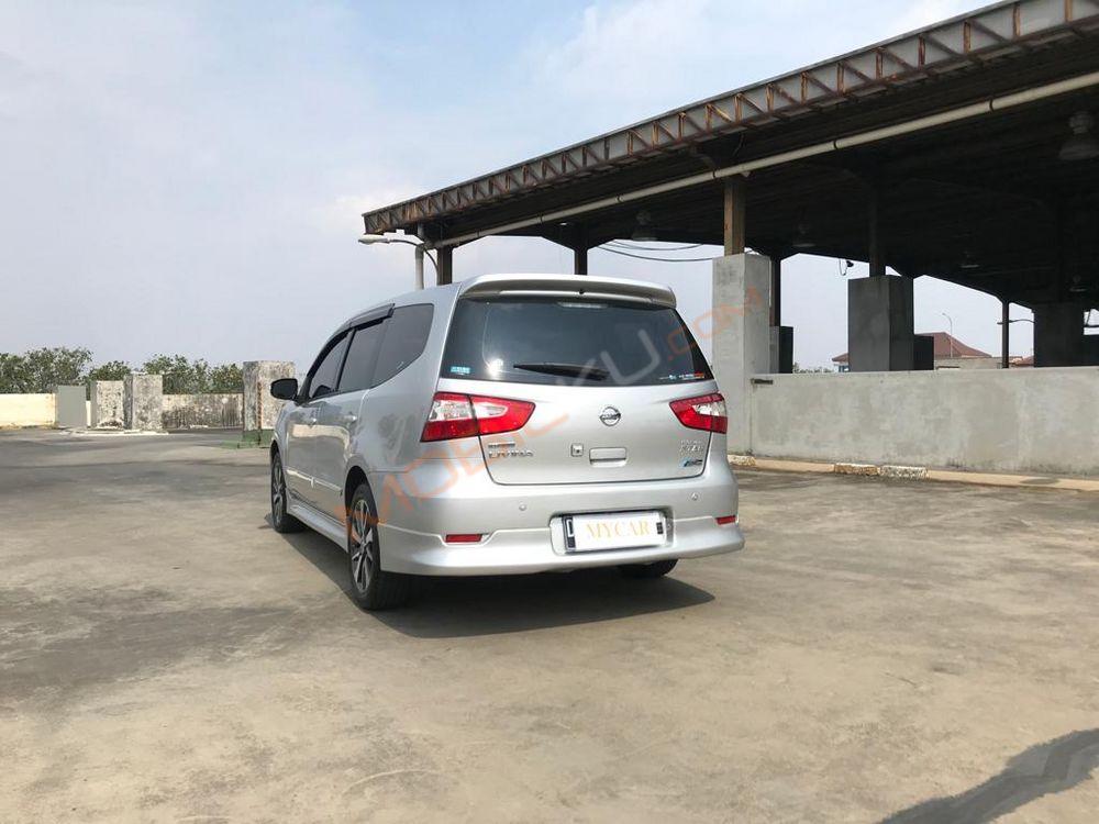 Mobil Nissan Grand Livina 2017
