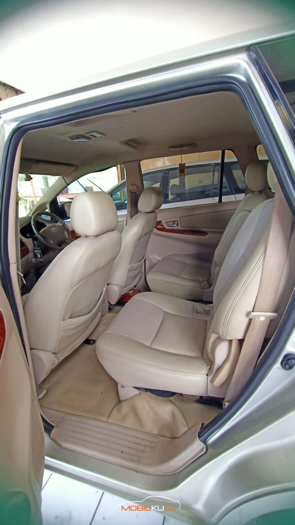 Mobil Toyota Kijang Innova 2007