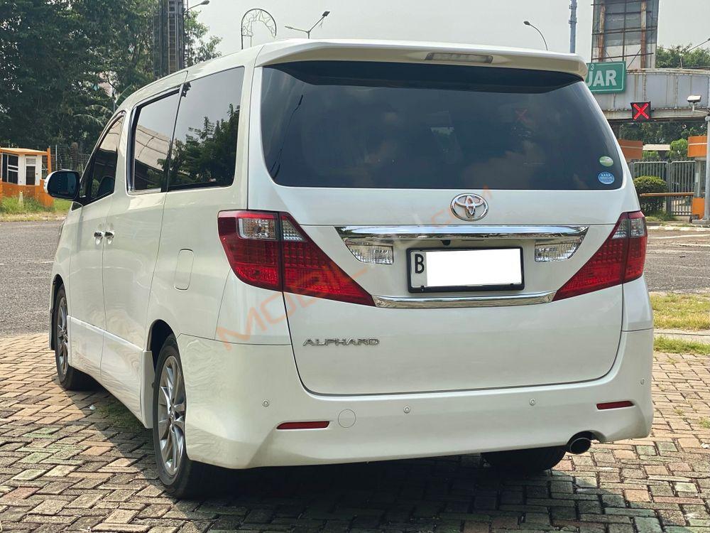 Mobil Toyota Alphard 2011