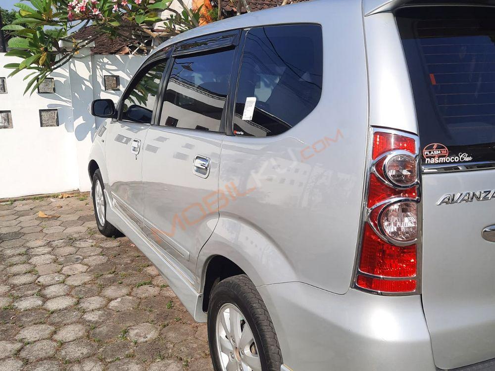 Mobil Toyota Avanza 2010