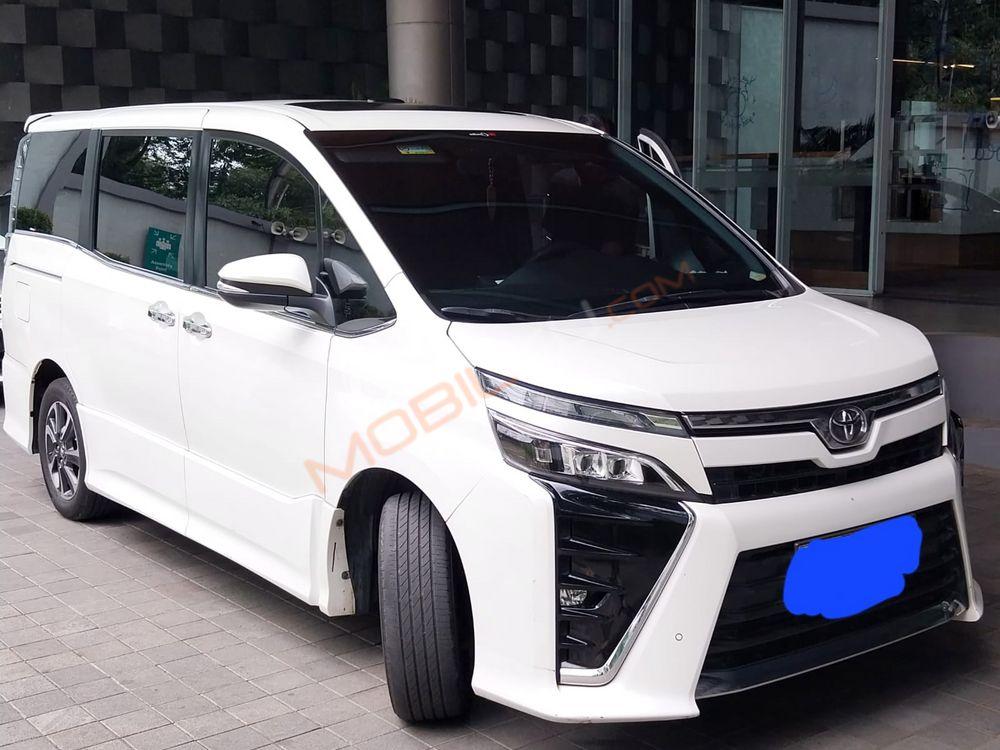 Mobil Toyota Voxy 2017