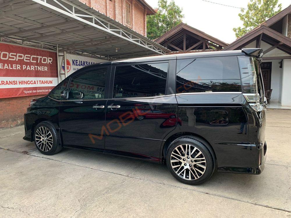 Mobil Toyota Voxy 2018